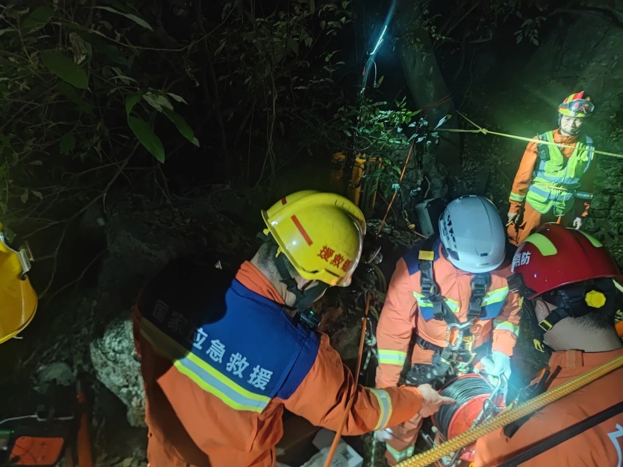 新春緊急救援 | 探險者深洞遇險，華錫隊火速馳援營救成功