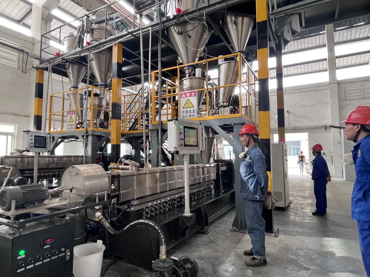 華遠(yuǎn)公司3000噸阻燃母粒項(xiàng)目試產(chǎn)成功！銻產(chǎn)業(yè)鏈高端化邁出關(guān)鍵一步