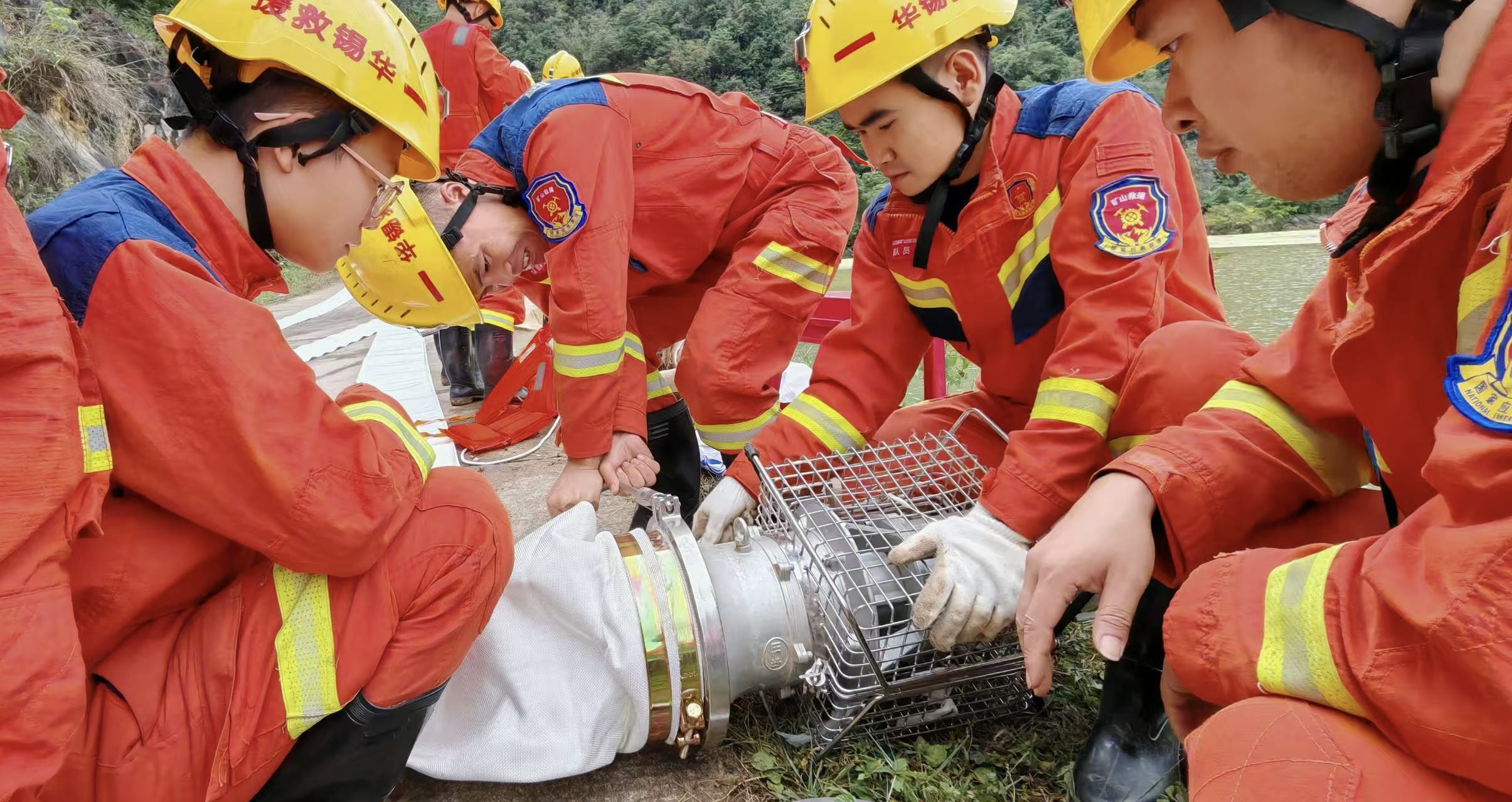 雨夜沖鋒！華錫隊(duì)百里奔赴百色排澇一線(xiàn)