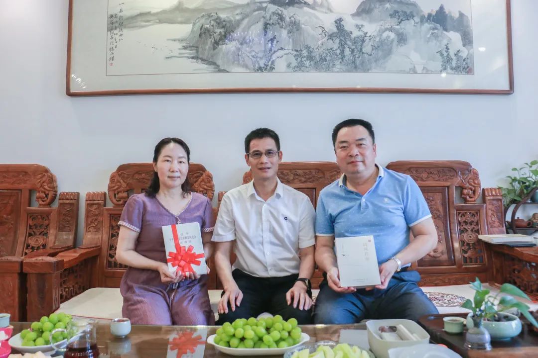 7月27日集團(tuán)公司黨委書記、董事長蔡勇（中）到閉忠敏家中開展廉政家訪并贈(zèng)送家風(fēng)家訓(xùn)書籍